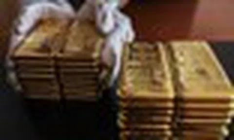 Giá vàng sụt giảm tuần thứ 3 liên tiếp, quỹ khổng lồ tung tiền "bắt đáy"