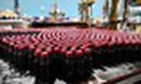 Một thiếu tướng chỉ huy cuộc đột kích, tóm gọn đường dây sản xuất siro ho giả, tịch thu gần 140 nghìn chai thuốc