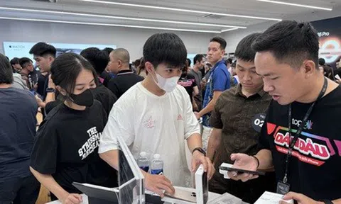 Rồng rắn xếp hàng lúc nửa đêm để được nhận iPhone 16 series chính hãng
