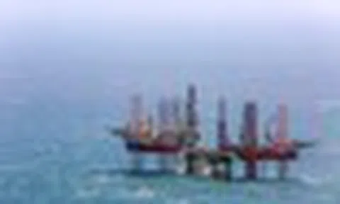 Bên trong cuộc "đại phẫu" siêu giàn khoan 18.000 tấn: Khối thép có thể khoan sâu 9.000 m, chống chịu gió bão cấp 12 được "thay áo" sau 52 ngày