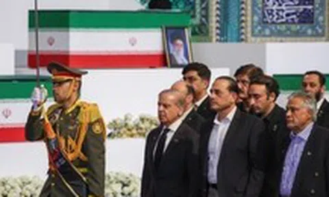 Ông Medvedev viếng linh cữu cố Lãnh tụ tối cao Iran Ali Khamenei tại Tehran