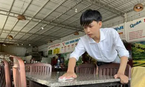 Nam sinh bán bánh mì thuê chăm ngoại và nuôi em đã đậu Đại học Cần Thơ