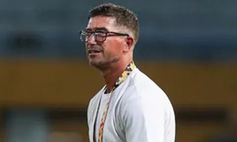 CLB Hà Nội căng thẳng, HLV Kewell họp với cầu thủ rất lâu trong phòng thay đồ
