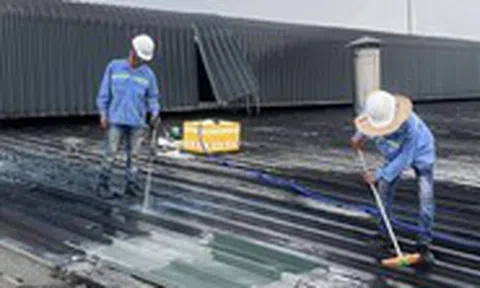 TP.HCM: Nhiều người đau đầu vì dột nhà cửa trong mùa mưa