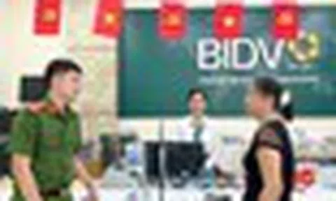 Người phụ nữ đến ngân hàng để chuyển khoản 25 triệu: Nhân viên BIDV không lập tức thực hiện yêu cầu mà báo ngay cho công an