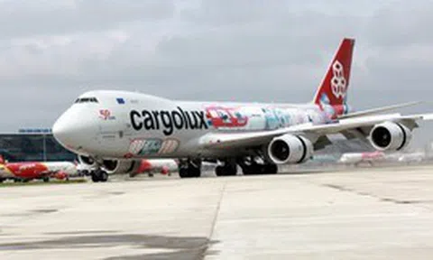Một máy bay khổng lồ dài hơn 76 mét hạ cánh tại sân bay Nội Bài: Mũi có thể mở tung để “nuốt” trực thăng, bên trong chứa được 6 chiếc xe buýt cùng lúc