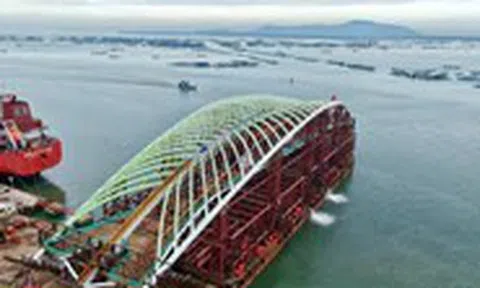 5h ngày 18-10 bắt đầu lai dắt sà lan chở nhịp chính cầu đi bộ qua sông Sài Gòn
