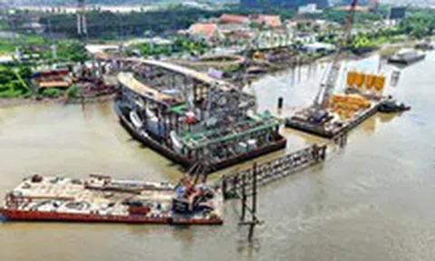 Ngắm công trình cầu đi bộ qua sông Sài Gòn giữa trung tâm TP.HCM, đang chờ lai dắt nhịp chính về hợp long