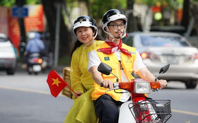 Độc lạ tour xe Độc lập khám phá Hà Nội trên xe Cub đỏ lừng lẫy một thời