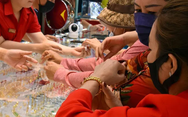 Giá vàng hôm nay 3-9: Tăng mạnh, lập kỷ lục cao nhất trong 14 năm qua