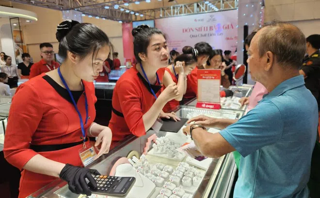 Giá vàng lại lập kỷ lục, người ôm vàng miếng SJC đang lãi hơn 50 triệu đồng mỗi lượng