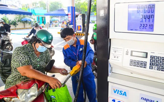 Giá xăng RON95-III giảm gần 500 đồng/lít