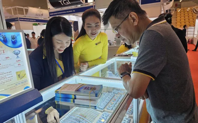 Người dân chen chân săn vàng, ngắm kim cương tại Hội chợ trang sức Việt Nam 2025