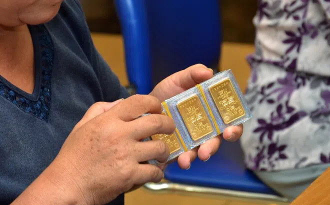 Giá vàng hôm nay 4-12: Tiếp tục sụt giảm