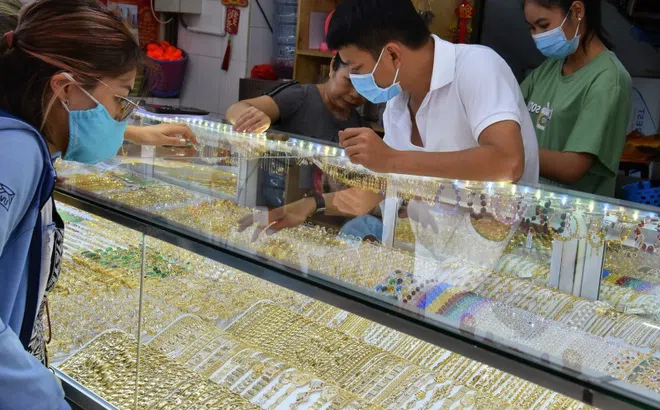 Giá vàng hôm nay 4-2: Bật tăng mạnh trở lại