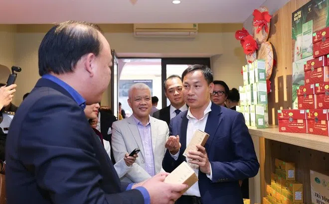 Khai mạc không gian trưng bày, livestream “Sức sống hàng Việt”