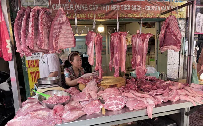 Giá thịt heo ở chợ lẻ cao gần gấp đôi chợ đầu mối