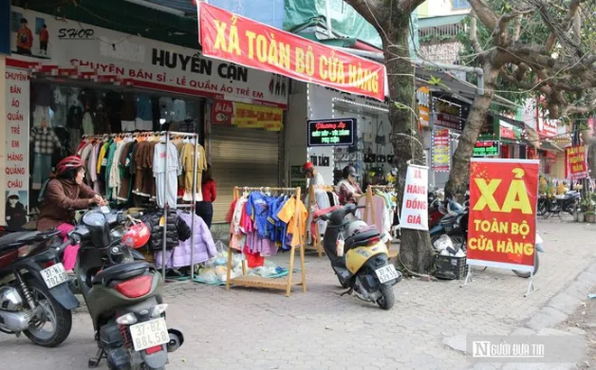 Cửa hàng thời trang đồng loạt giảm giá sâu, người dân vẫn dè dặt sắm Tết