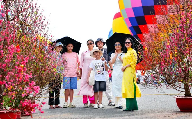 Những điểm đến hút khách du xuân mùng 2 Tết ở TPHCM