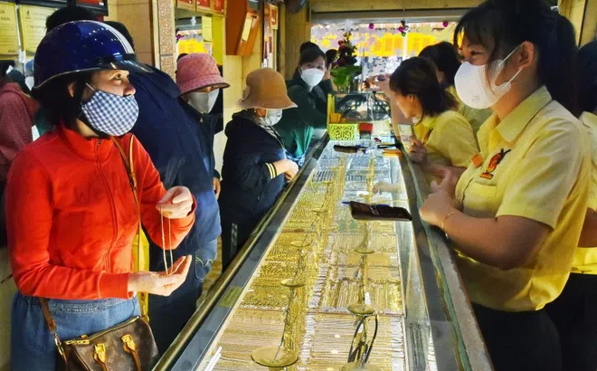 Giá vàng hôm nay 26-2: Vàng thế giới biến động mạnh