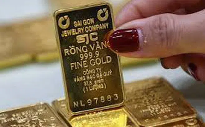 Giá vàng chiều nay 28/2: Người dân vẫn xếp hàng mua vào để tích trữ đầu năm