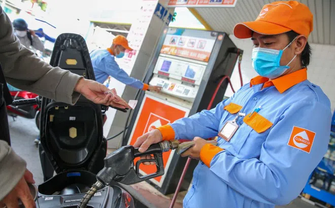 Giá dầu thô tăng vọt vì xung đột tại Trung Đông