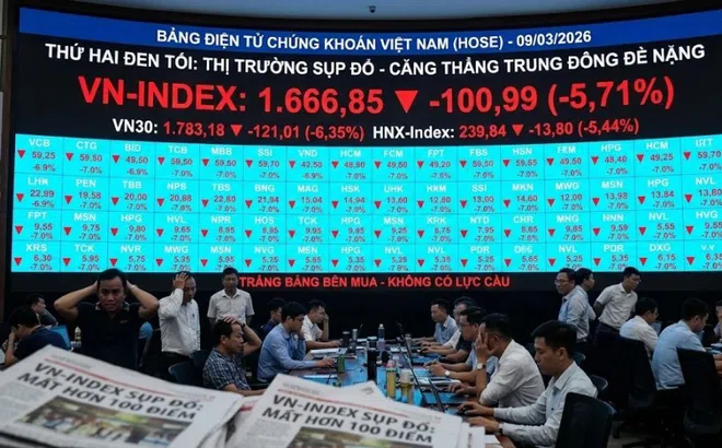 Giá dầu tăng sốc, VN-Index bốc hơi hơn 100 điểm ngay khi mở cửa