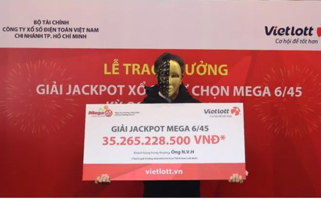 Mua vé số Vielott theo ngày sinh cháu nội, một người ở TP HCM trúng hơn 35,2 tỉ đồng