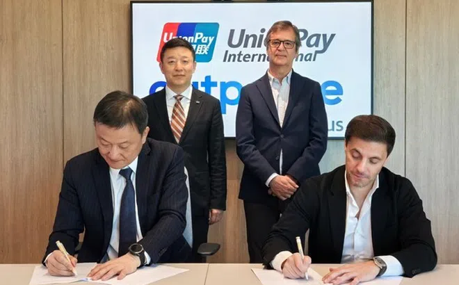 Các nhà cung cấp dịch vụ du lịch chấp nhận thẻ UnionPay cho cả đặt dịch vụ thương mại điện tử trực tiếp và bán gián tiếp thông qua Nền tảng Du lịch Amadeus