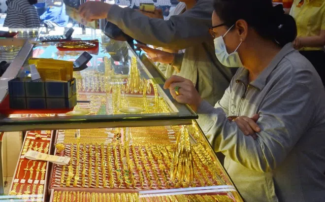 Giá vàng hôm nay 13-3: Vàng thế giới giảm sâu 112 USD