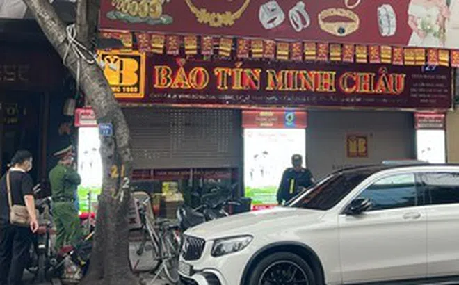 Cửa hàng vàng của Bảo Tín Minh Châu đột ngột đóng cửa, lực lượng chức năng xuất hiện
