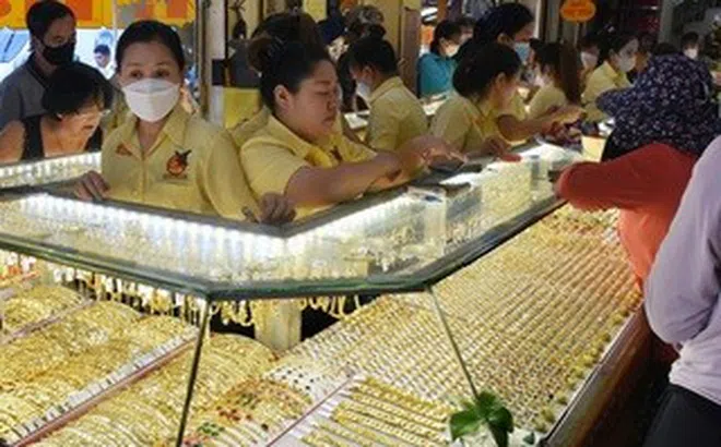 Giá vàng hôm nay, 1-4: Tăng mạnh lên gần 4.700 USD/ounce