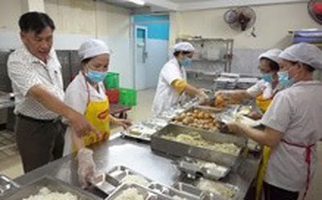 Lo ngộ độc thực phẩm, TP.HCM làm gì để siết chuỗi cung ứng suất ăn trường học?