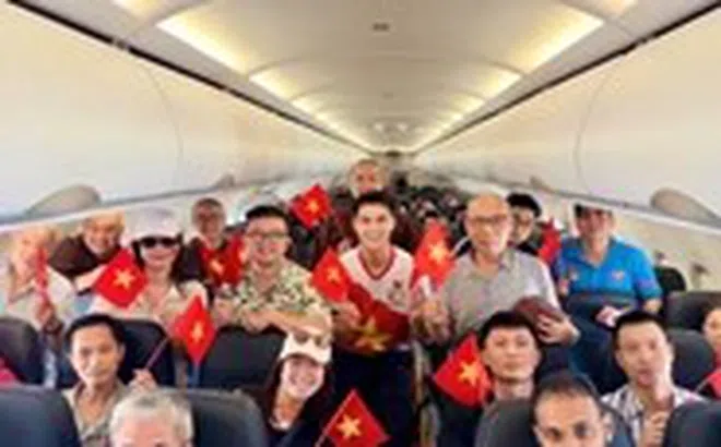 Vietjet rực rỡ cờ đỏ sao vàng chào đón hành khách mừng Đại lễ 30-4