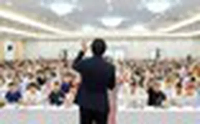 Một công ty "dạy làm giàu" phải dừng bán khóa học, chủ tịch là diễn giả nổi tiếng bất ngờ xin từ chức