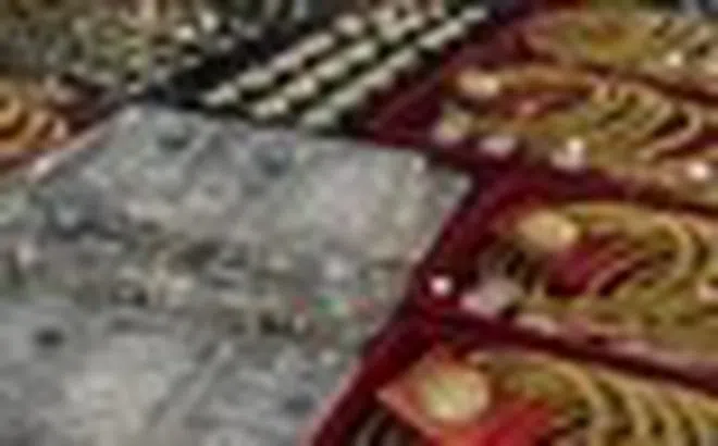 Giá vàng giảm mạnh, bạc neo cao