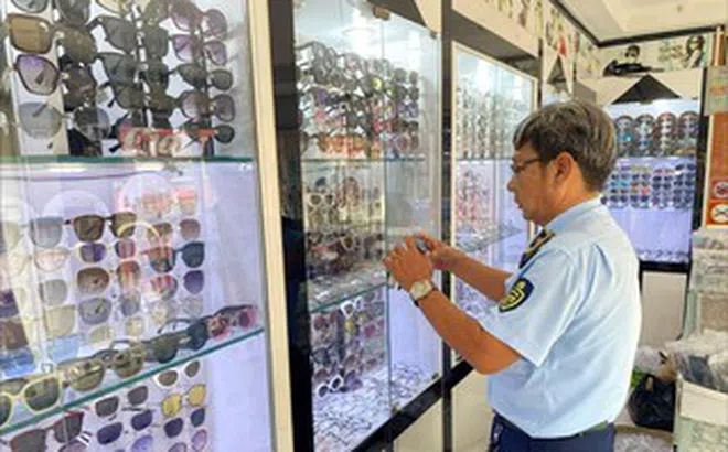 Tiếp tục bắt hàng giả tại trung tâm Saigon Square và chợ Bến Thành