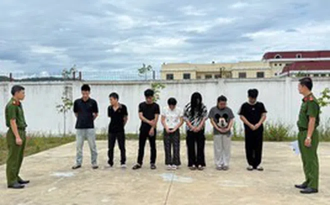 Lương chỉ 12 triệu - 17 triệu/tháng nhưng tài khoản ngân hàng giao dịch hàng chục tỷ đồng: Công an bắt nhiều thanh niên sinh năm 2001, 2003,...
