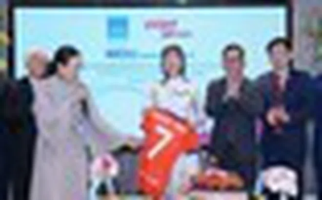Tiến sĩ Nguyễn Thị Phương Thảo bắt tay Madam Pang