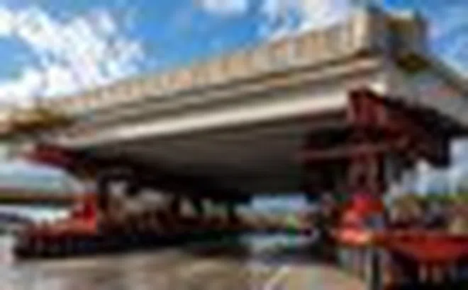 Phát hiện những "cỗ xe khổng lồ" âm thầm dịch chuyển các khối bê tông vào đúng vị trí, sau 12 tiếng một công trình giao thông huyết mạch được hình thành