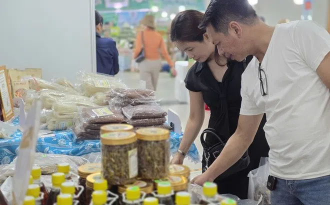 Hàng giá rẻ bủa vây trên "chợ điện tử", hàng Việt giữ khách bằng gì?
