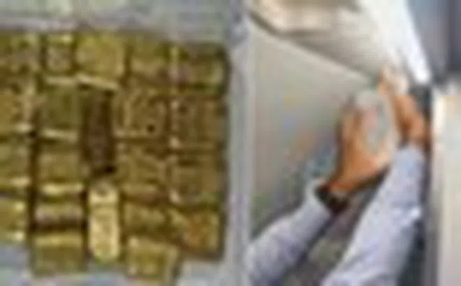 Phát hiện 24 thỏi vàng nặng gần 3 kg, trị giá gần 13 tỷ đồng giấu trong hộp loa thông báo trên máy bay