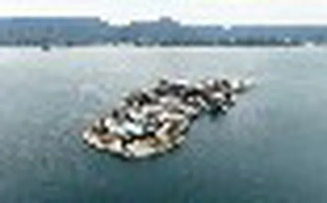 Phát hiện Nhật Bản cắm hàng trăm cọc thép bê tông xuống biển, nối đảo thành ‘pháo đài’ 90.000 m2, cung cấp vật liệu cho cả nước