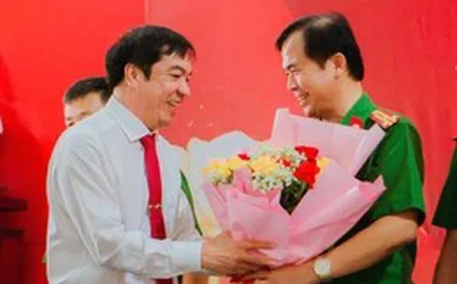 Trưởng công an xã dành phần thưởng cá nhân hỗ trợ học sinh, trẻ em nghèo khó