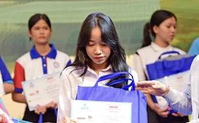 Người phụ nữ mỗi năm đến Tuổi Trẻ 'đóng' 100 triệu Tiếp sức đến trường nhưng luôn 'giấu tên'